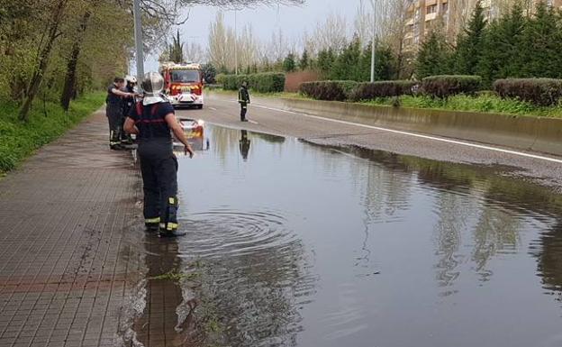Los bomberos, en la Avenida de Segovia de Valladolid.