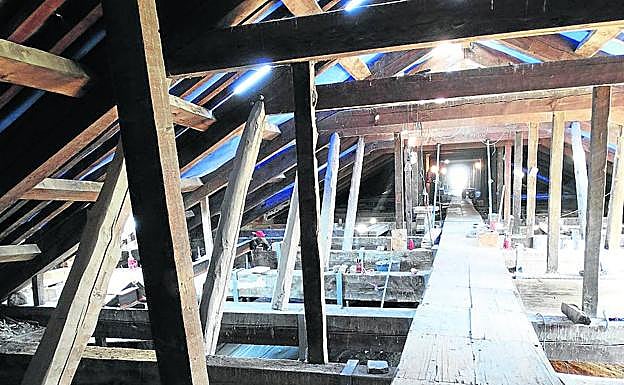 Trabajos de restauración en las cubiertas de la nave central. 