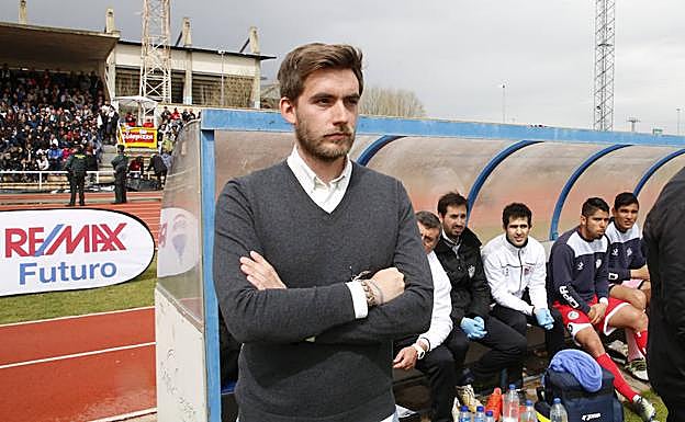 Pablo Cortés, en el banquilo del CF Salmantino. 