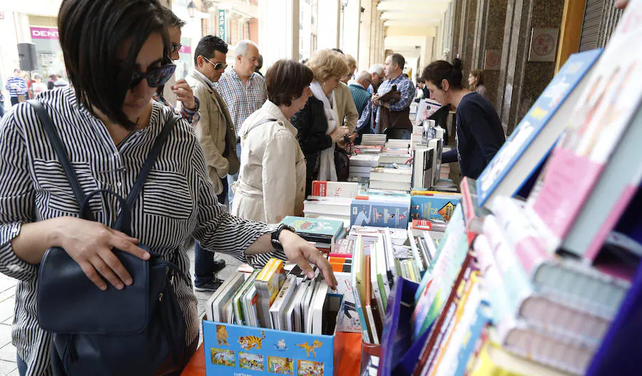 Fotos: Día del Libro en la Calle Mayor de Palencia