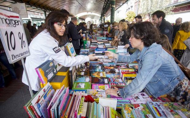 El público ha abarrotado los puestos de los libreros durante todo el día. 