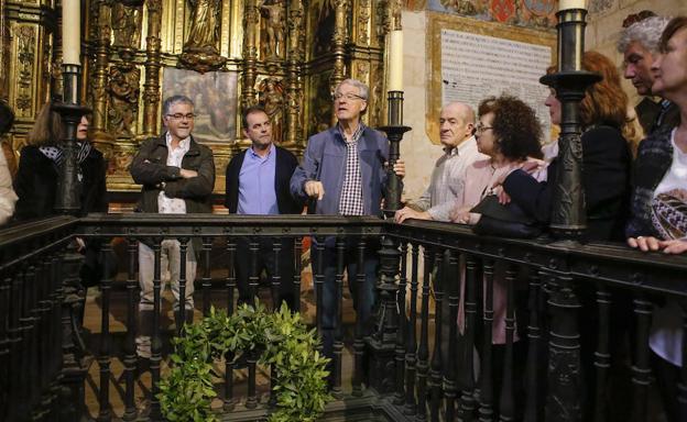 El exalcalde de Salamanca, Jesús Málaga, se dirige al público durante la ofrenda floral 