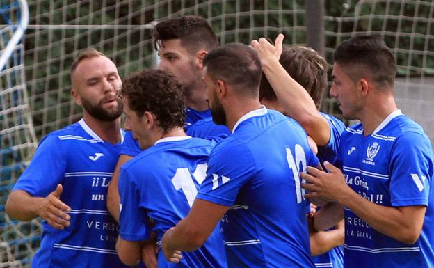 Jugadores del CD La Granja celebran un gol durante un partido.