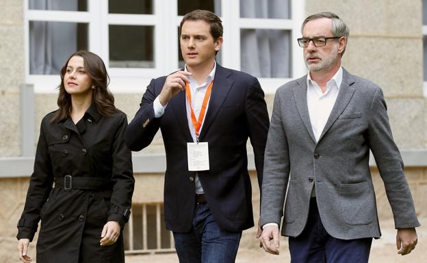 Rivera, acompañado del secretario general de Ciudadanos, José Manuel Villegas, y la portavoz nacional, Inés Arrimadas. 