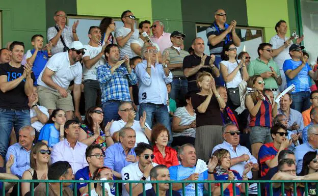 Aficionados gimnásticos aplauden al equipo durante un partido en La Albuera.