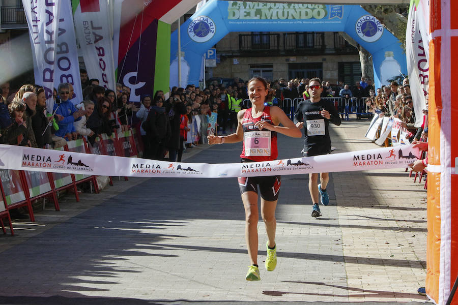 Gema Martín entrando en la meta la Media de Salamanca. 