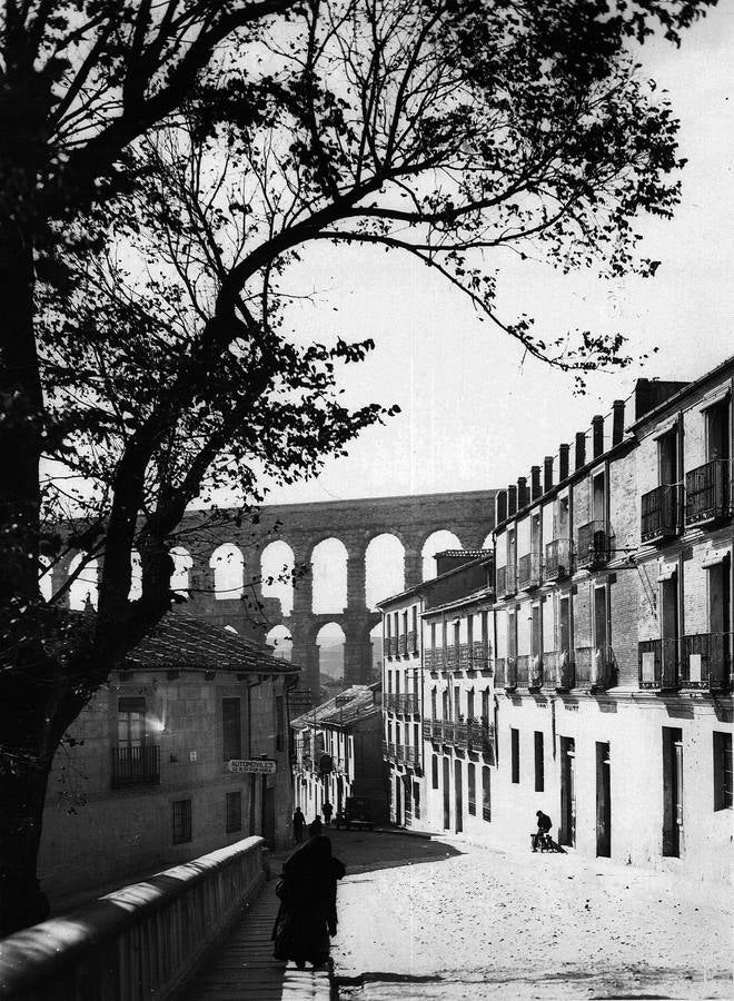 Fotografia de la calle San Juan de la exposición 'El Acueducto en la fotografia' con motivo de la conmemoración del 125 aniversario de la declaracion del Acueducto como Monumento Nacional.