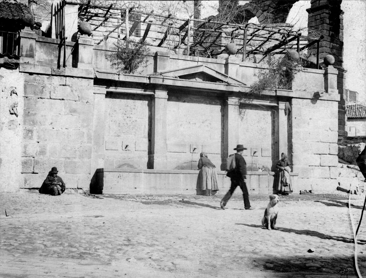 Tipos populares en la fuente de Santa Columba, en pleno Azoguejo, junto al Acueducto de Segovia.