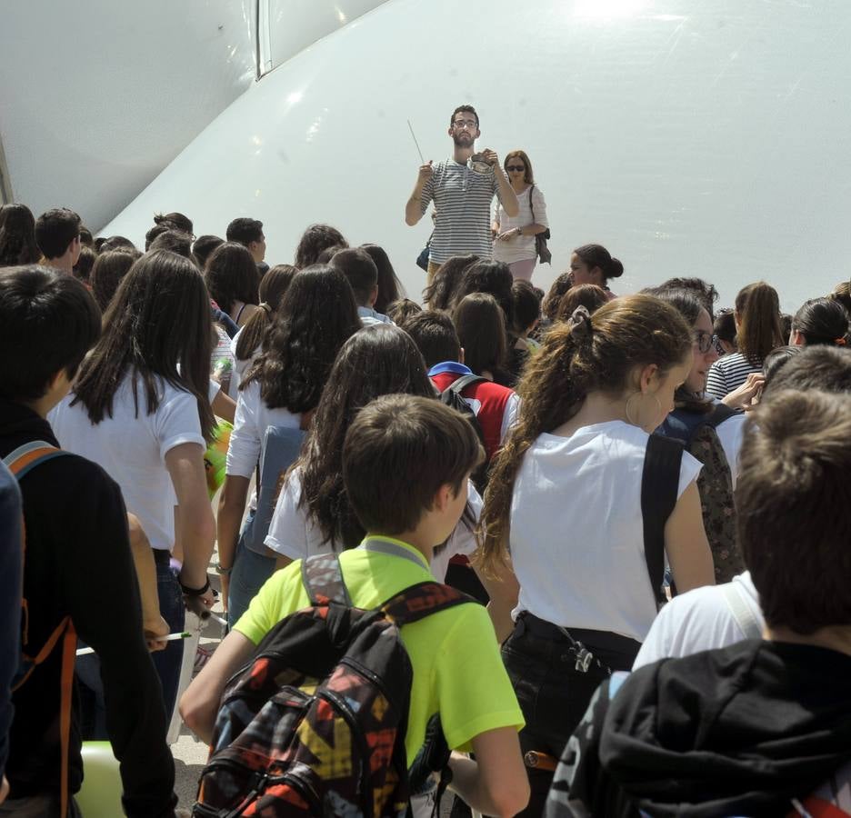 Mil estudiantes de Primaria y Secundaria, algunos de ellos llegados de Ávila, Segovia y Zamora, participan en la actividad con instrumentos que previamente han construido utilizando materiales reciclados en sus aulas