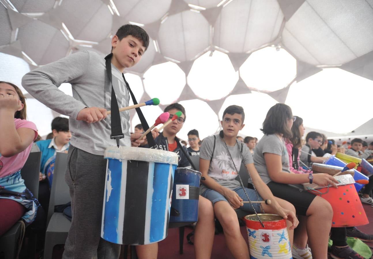 Mil estudiantes de Primaria y Secundaria, algunos de ellos llegados de Ávila, Segovia y Zamora, participan en la actividad con instrumentos que previamente han construido utilizando materiales reciclados en sus aulas