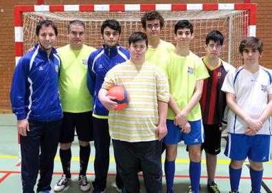 Imagen secundaria 1 - Los equipos de baloncesto mixto y fútbol sala. A la derecha, entrenamiento común del Club Deportivo Asprona. 