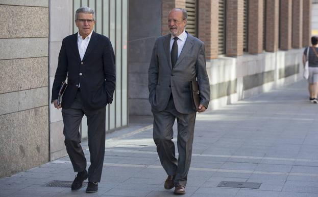 Manuel Sanchez y Javier Leon de la Riva llegan a los Juzgados donde declaró por el aval del crédito del soterramiento. 