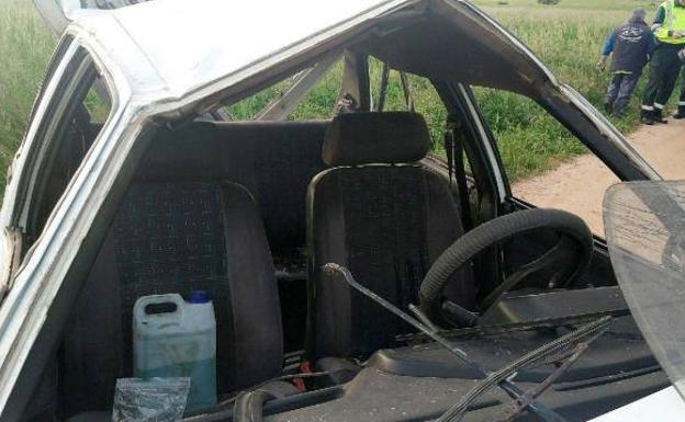 Fotografías facilitadas por la Guardia Civil de Tráfico de Extremadura del accidente de tráfico registrado esta tarde en el término municipal de Villar del Rey. 