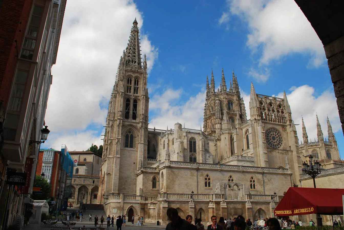 Burgos. La ciudad se presenta al turista como una ciudad de historias y culturas que atesora entre sus principales joyas su Catedral, donde descansa el legendario Cid Campeador.