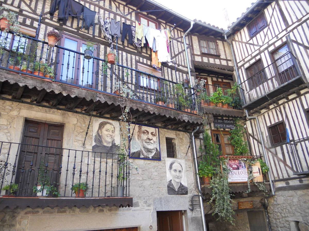 Mogarraz (Salamanca). La localidad fue declarada bien de Interés Cultural con categoría de Conjunto Histórico en 1986, por su estructura urbanística típica medieval, con calles estrechas y de regular trazado.