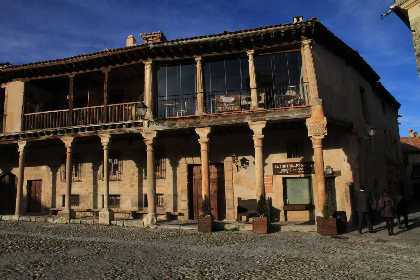 Pedraza (Segovia). La Villa medieval está amurallada, y el buen estado de su cuidado Patrimonio lo hizo ser declarado como Histórico en 1951. La mayoría de las casas y palacetes que embellecen el interior de la Villa, hacen hermoso su caminar, aún de empedrado medieval.