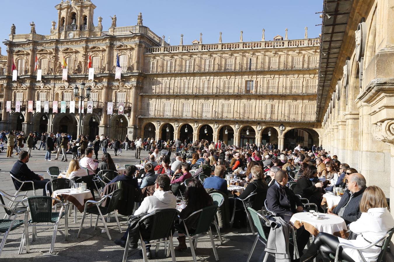 Salamanca. Es una urbe cosmopolita que no se desprende de sus tradiciones. Su Plaza Mayor es una de las referencias más universales.