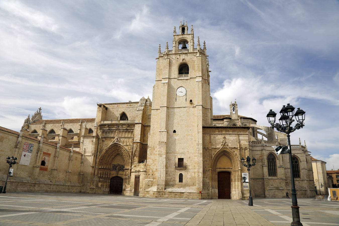 Palencia. Es una ciudad que conserva el aire de una capital típicamente castellana. Una de las mejores panorámicas de la ciudad se divisa desde el Cerro del Otero, donde se alza una imponente escultura de 30 metros de altura, el Cristo del Otero, obra del escultor Victorio Macho, forma parte de la estampa palentina y se divisa desde varios kilómetros a la redonda.