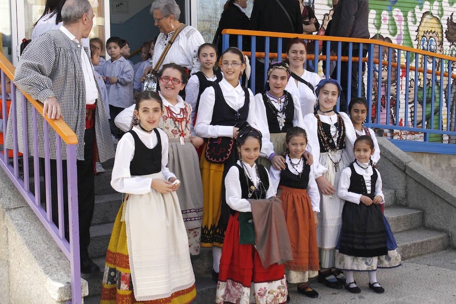 Fotos: Libros y danzas en el colegio Tello Téllez