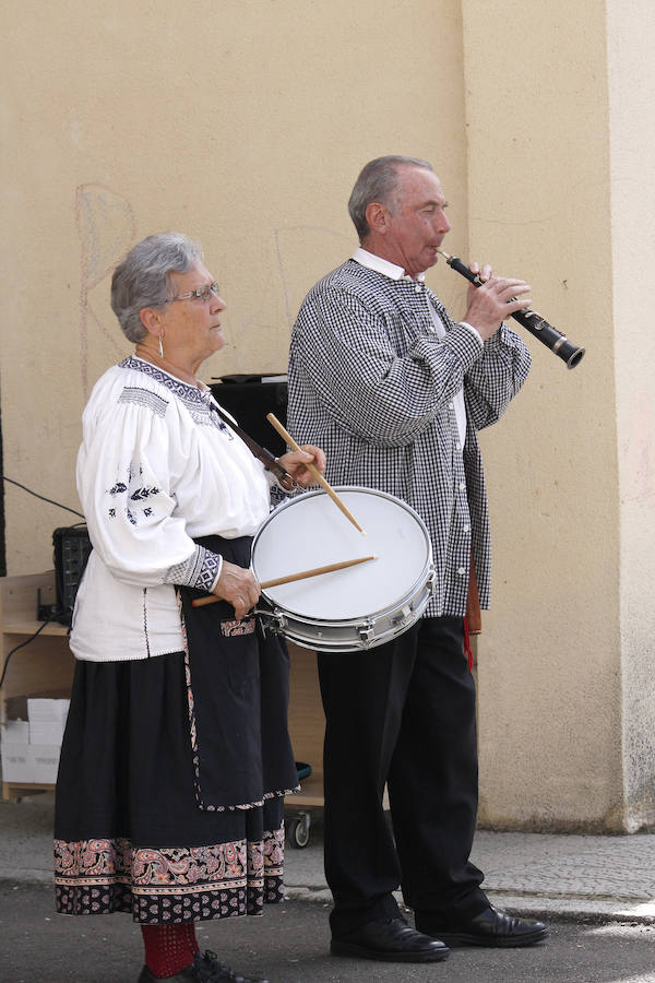 Fotos: Libros y danzas en el colegio Tello Téllez