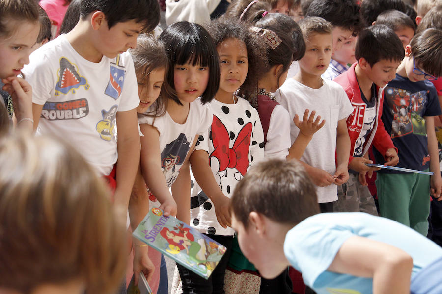 Fotos: Libros y danzas en el colegio Tello Téllez