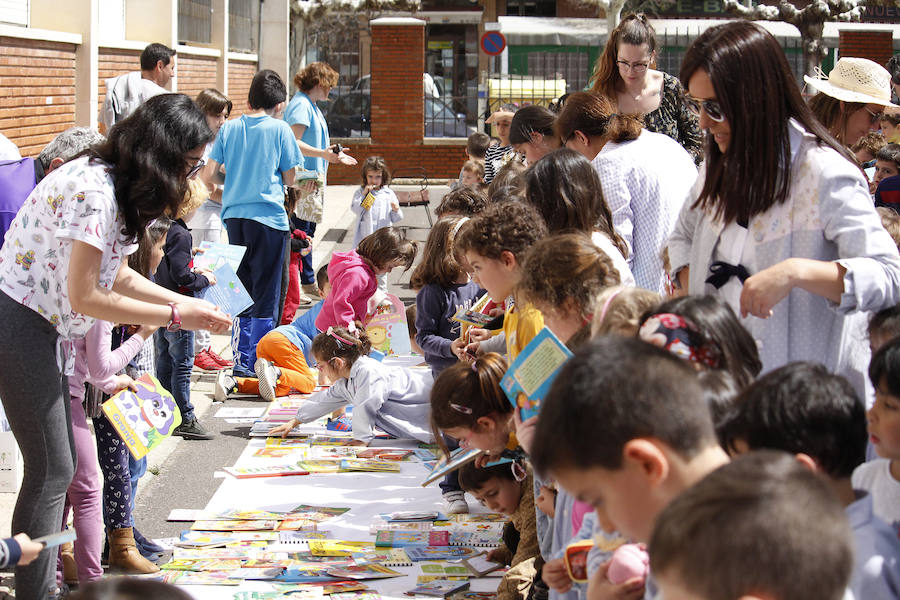 Fotos: Libros y danzas en el colegio Tello Téllez