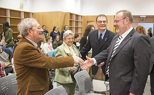 El consejero de Educación, durante su visita a la nueva biblioteca del instituto. 