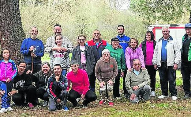 Vecinos de todas las edades participaron en las tareas. 