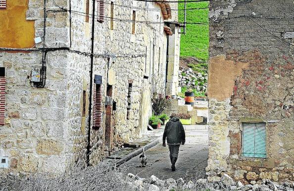 Un vecino camina por Torrecilla de la Torre, uno de los pueblos más pequeños de la provincia.