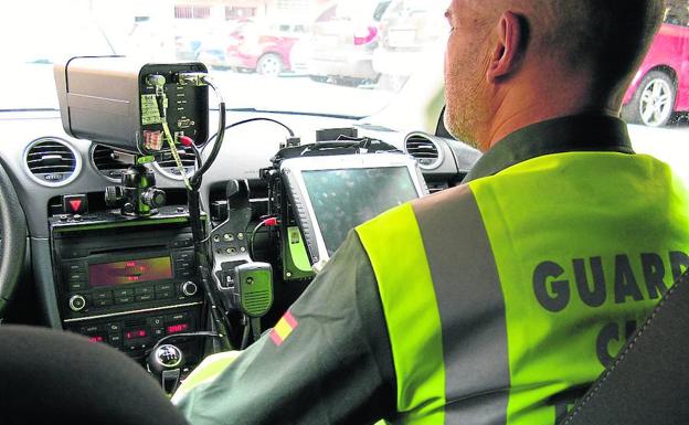 Un radar colocado en un coche aparcado de la Guardia Civil de tráfico.