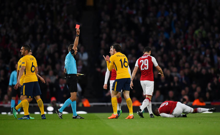 El Atlético sacó un valiosísimo empate del Emirates gracias a un tanto de Griezmann que neutralizó el gol de Lacazette en un partido en el que el conjunto español se quedó sin Vrsaljko y sin Simeone, expulsados al poco de comenzar el choque.