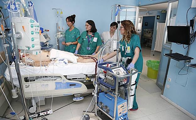 Personal del servicio de Cardiología atendiendo a un paciente en el Complejo Asistencial de Salamanca. 