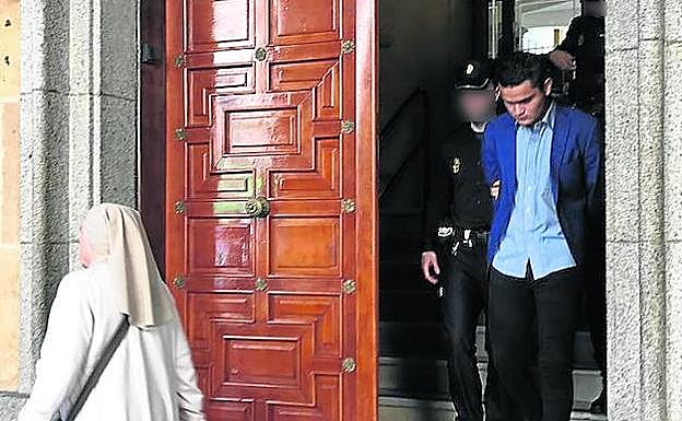 El acusado sale de la Audiencia custodiado por la policía. 