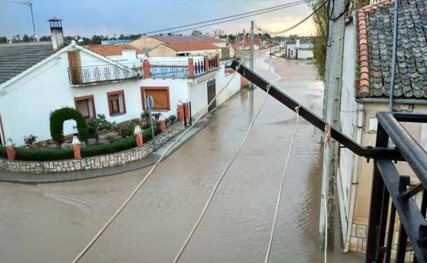 Una de las calles inundadas. 