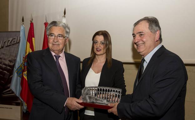 Alejandro Garrido, Ana Nuin y Juan Andrés Sáiz Garrido, ayer con el Acueducto de Plata. 