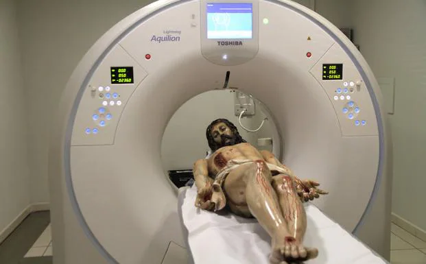 La talla es introducida en el equipo de tomografía computarizada. 
