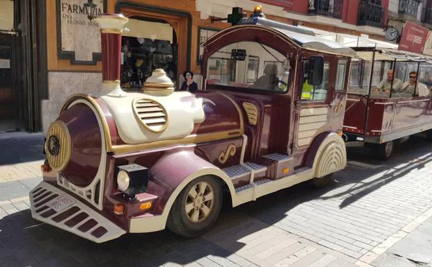 Imagen del tren turístico de León, este jueves, en la Calle Ancha.