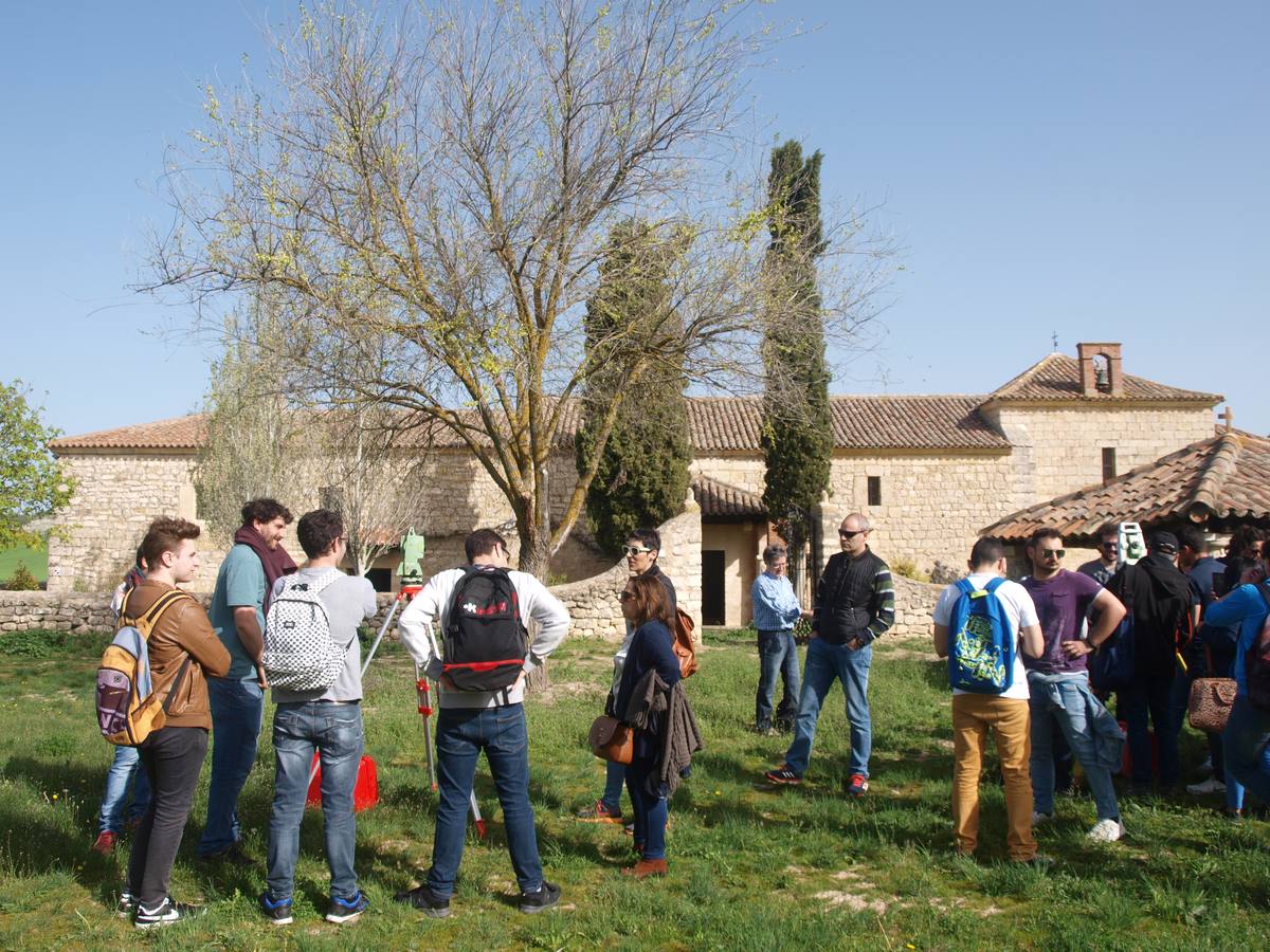 Fotos: Alumnos y profesores del IES La Merced de Valladolid participan en un proyecto de fotogrametría en la ermita del Villar en Gallegos de Hornija