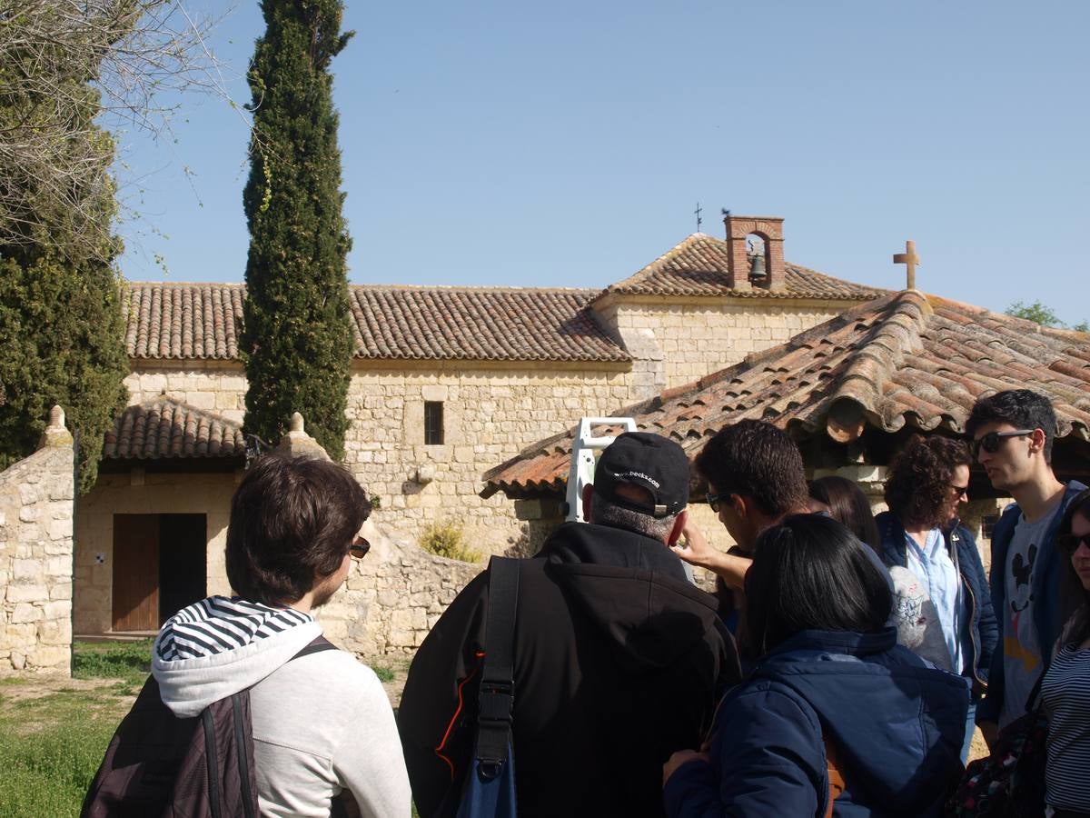 Fotos: Alumnos y profesores del IES La Merced de Valladolid participan en un proyecto de fotogrametría en la ermita del Villar en Gallegos de Hornija