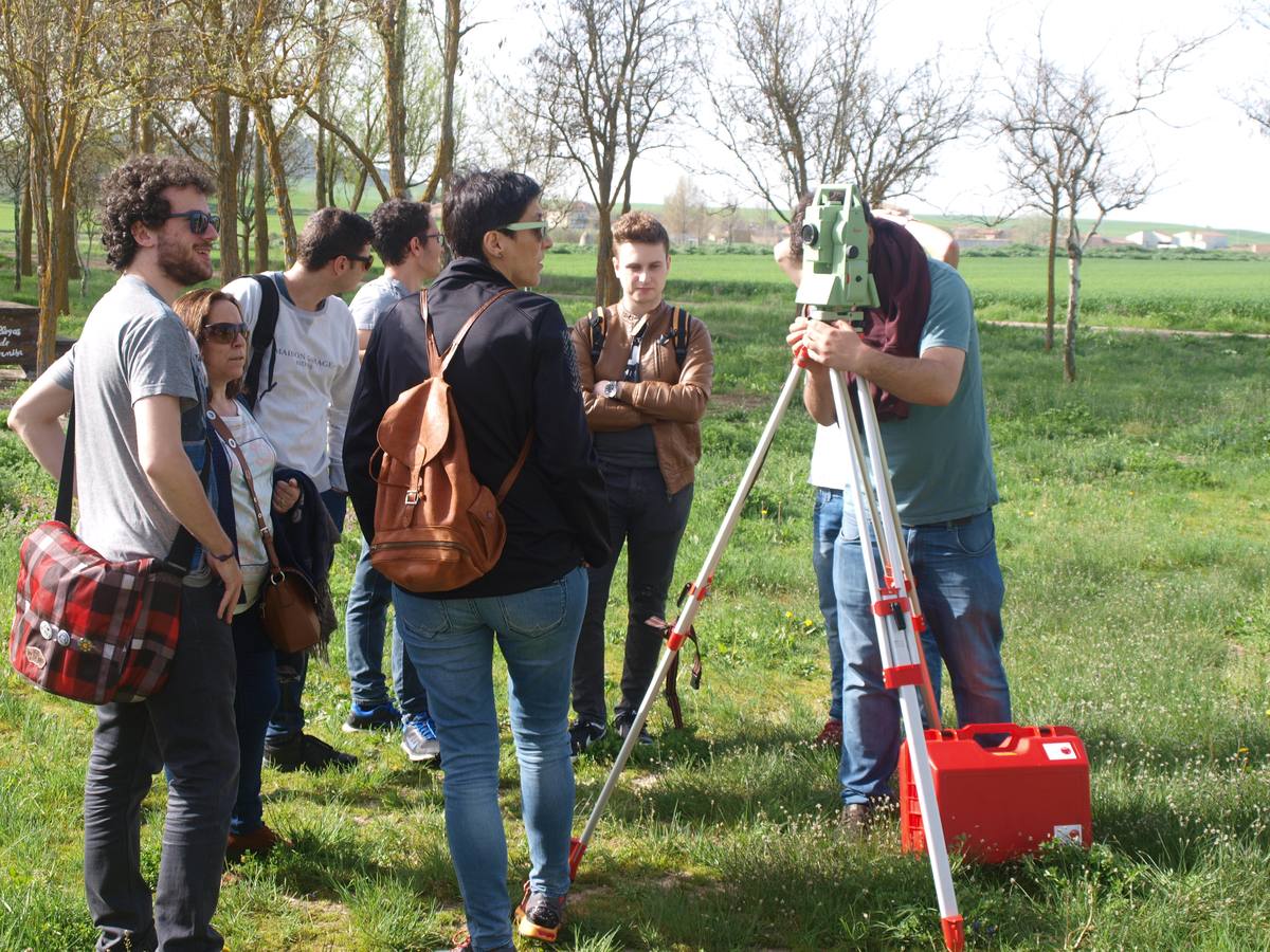 Fotos: Alumnos y profesores del IES La Merced de Valladolid participan en un proyecto de fotogrametría en la ermita del Villar en Gallegos de Hornija