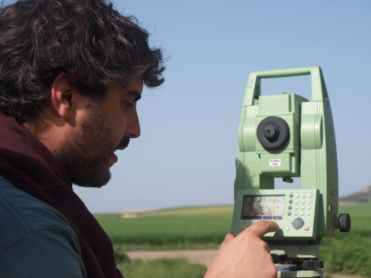 Fotos: Alumnos y profesores del IES La Merced de Valladolid participan en un proyecto de fotogrametría en la ermita del Villar en Gallegos de Hornija