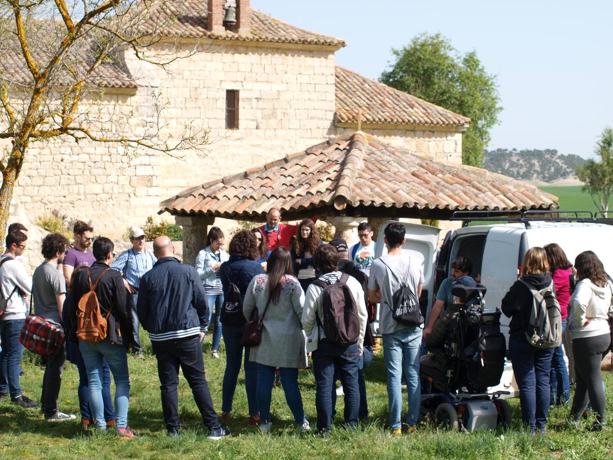 Fotos: Alumnos y profesores del IES La Merced de Valladolid participan en un proyecto de fotogrametría en la ermita del Villar en Gallegos de Hornija