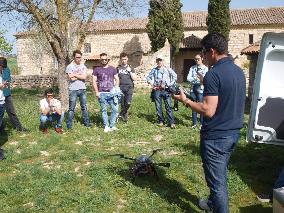 Fotos: Alumnos y profesores del IES La Merced de Valladolid participan en un proyecto de fotogrametría en la ermita del Villar en Gallegos de Hornija