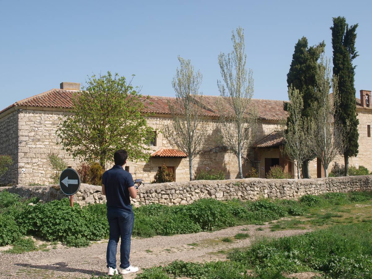 Fotos: Alumnos y profesores del IES La Merced de Valladolid participan en un proyecto de fotogrametría en la ermita del Villar en Gallegos de Hornija