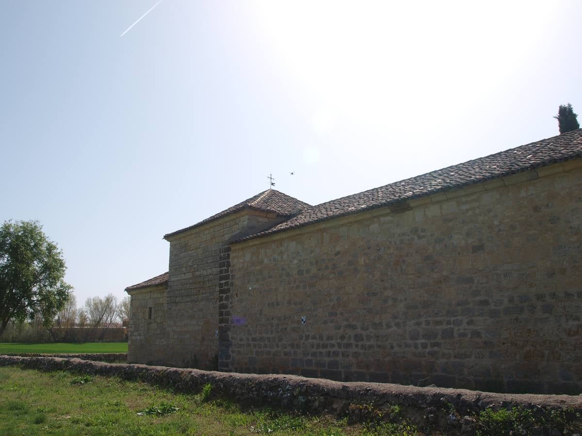 Fotos: Alumnos y profesores del IES La Merced de Valladolid participan en un proyecto de fotogrametría en la ermita del Villar en Gallegos de Hornija