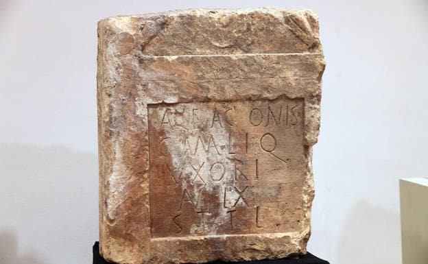 Imagen principal - Arriba, inscripción funeraria tardorromana de los siglos I o II; debajo, pieza de cerámica y pebetero.