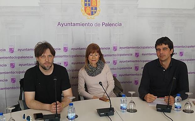 Los concejales de Ganemos Francisco Fernández, Carmen García y Juan Gáscon antes de la rueda de prensa.