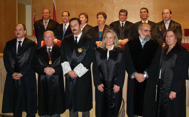 Los galardonados con las insignias de plata del Colegio de Abogados rodean a Mariano Reglero, segundo por la izquierda, abajo, que recibió el oro en 2006.