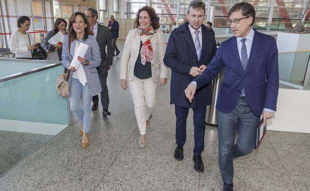 La consejera de Cultura y Turismo, María Josefa García Cirac, acompañada por el alcalde de Burgos, Javier Lacalle, la viceconsejera de Ordenación del Territorio y Relaciones Institucionales, María de Diego, y el director general de Patrimonio, Enrique Sáiz. 