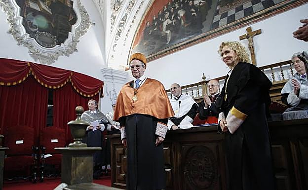 Alierta posa acompañado por la rectora. Al fondo, el gran canciller de la UPSA, Ricardo Blázquez.